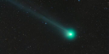 This Is Why A Comet Head Is Green But Not Their Tails
