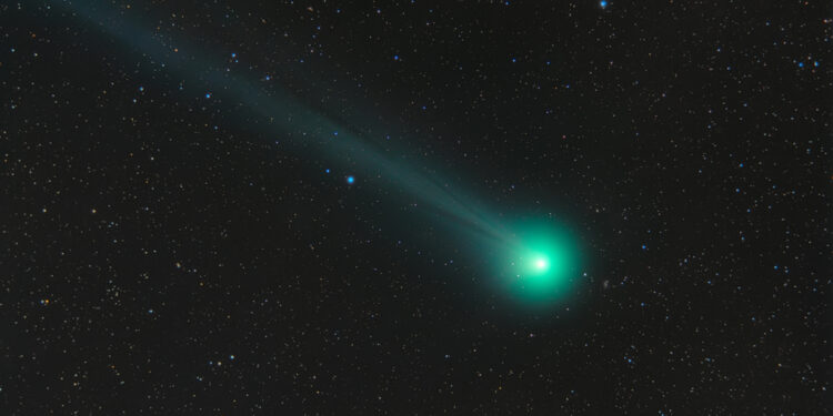 This Is Why A Comet Head Is Green But Not Their Tails