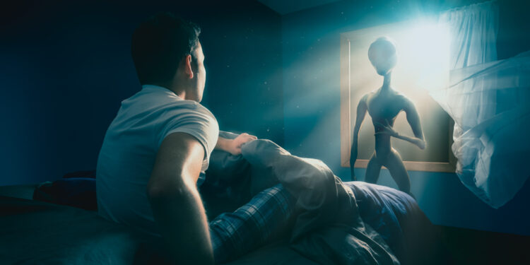 This top Harvard astronomer is convinced of Alien origin